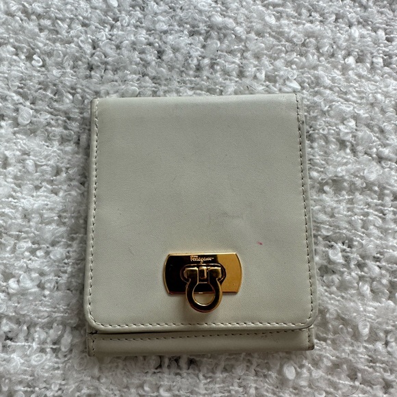 Authentic Ferragamo white bifold - Picture 2 of 10